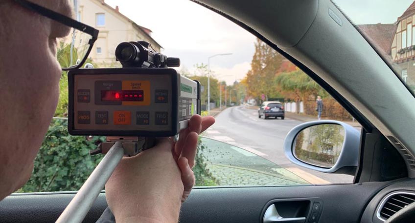 Am Dienstagvormittag hat die Polizei bei Geschwindigkeitskontrollen in Oberl&uuml;bbe zahlreiche Vergehen von Verkehrsteilnehmern festgestellt. So wurde w&auml;hrend des mehrst&uuml;ndigen Einsatzes an der Hauptstra&szlig;e das Tempo von insgesamt 958 Fahrzeugen gemessen.