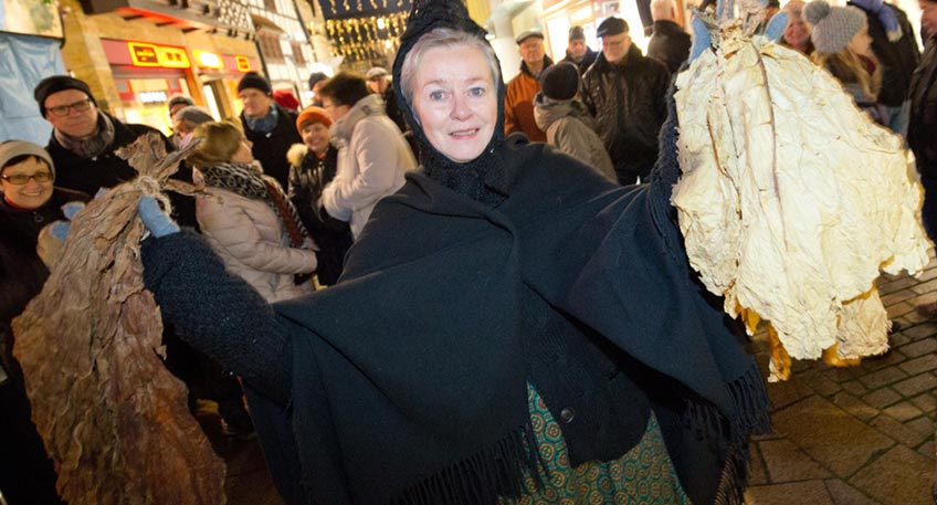 F&uuml;r die n&auml;chste Feierabendf&uuml;hrung &bdquo;Blauer Dunst und braunes Gold&ldquo; am Donnerstag, 9. Juni sind noch einige Pl&auml;tze frei. Bei der Erlebnistour f&uuml;hren die Zigarrenarbeiterin Wiesken Vogt und der Reporter Fritz die Teilnehmer durch die Geschichte der Zigarren in L&uuml;bbecke.
