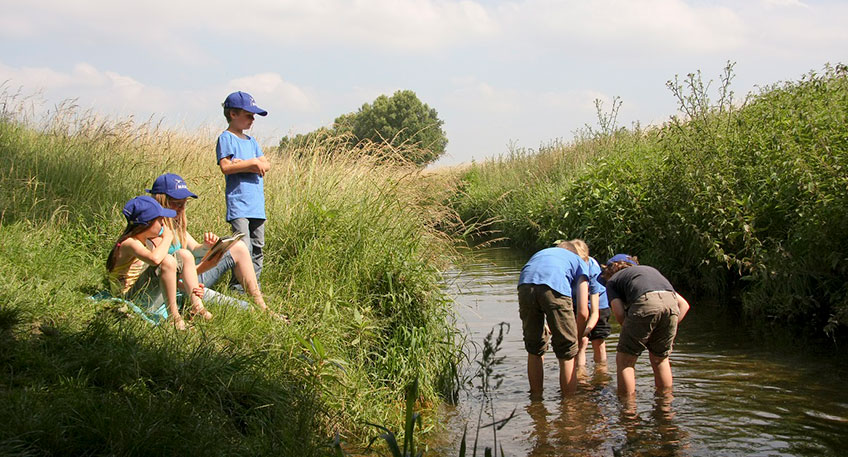 Wasser hat viele Besonderheiten und unterschiedlichste Erscheinungsformen. Kinder von 7 bis 10 Jahren gehen den Ph&auml;nomenen dieses lebenswichtigen Elements als &bdquo;Wasserdetektive&ldquo; am Mittwoch, 8. Juni auf den Grund.