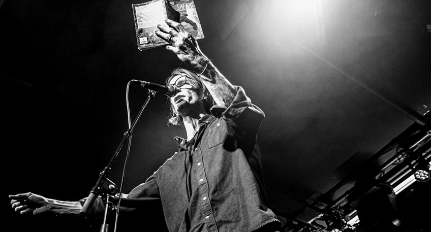 SOMMERB&Uuml;HNE DES JFK STEMWEDE  Poetry Slam Stemwede  Ein Mikro, sieben Minuten B&uuml;hne und das Publikum entscheidet.  Samstag, 9. Juli 2022   20 Uhr  Am Life House, Stemwede-Wehdem  Eintritt: 10 &euro; / 8 &euro; (erm&auml;&szlig;igt und Mitglieder)   Poetry Slam. Bei der vielleicht sportlichsten Art Literatur vorzutragen, messen sich die jungen Slam Poet:innen mit Text und Performance auf der B&uuml;hne, stellen sich dem Wortwettkampf hinter dem Mikrofon. Sieben Minuten haben die Slam Poet:innen Zeit, das Publikum von ihrem Auftritt zu &uuml;berzeugen. Ob humoristisch oder politisch, ob gerappt, gereimt oder rausgeschrien liegt bei den Autor:innen, nur aus der eigenen Feder muss der Text stammen. Am Ende entscheidet das Publikum, wer Ruhm, Ehre und Preise mit nach Hause nehmen darf. Der JFK Stemwede veranstaltet am 9. Juli um 20 Uhr einen Poetry Slam auf der Sommerb&uuml;hne am Life House in Stemwede-Wehdem. Bei schlechtem Wetter findet die Veranstaltung im Life House statt.   Beim ersten Stemweder Poetry Slam darf man sich unter anderem auf Micha-El Goehre freuen. Micha-El Goehre, Autor mehrerer Romane, erfahrene Rampensau, B&uuml;hnenpoet und Metalhead aus Leidenschaft pr&auml;sentiert Texte und Geschichten in unnachahmlicher Art. Das er dabei mit Spoken-Metal gleich ein eigenes Genre erschaffen hat, sei nur am Rande erw&auml;hnt.  Au&szlig;erdem dabei: Kim Catrin aus Essen. Die junge Slam Poetin steht ebenso seit vielen Jahren mit ihren Texten auf Literatur-B&uuml;hnen. Mit dem Autor Sven Hensel bildet sie au&szlig;erdem das Slam-Team Parkpunk (Finalisten Deutsche Poetry Slam Meisterschaft 2017). Ihre Texte sind in zahlreichen Anthologien vertreten.  Und dann ist dort noch Zwergriese. Seit 2013 ist er als Poetry Slammer unterwegs oder steht als Moderator auf der B&uuml;hne. Der Spoken Word K&uuml;nstler steht f&uuml;r anspruchsvolle, unterhaltsame Lyrik, die er auch auf seinem eigenen Slam Krawall und Z&auml;rtlichkeit zum Besten gibt.  Zu guter Letzt Andreas Weber. Seit vielen Generationen moderiert Leseb&uuml;hnenautor und Slam Urgestein Andreas Weber die Poetry und Song Slams in Osnabr&uuml;ck und M&uuml;nster. Daneben hat er noch einen Brotjob mit Kultur und ist Dozent an der WWU f&uuml;r B&uuml;hnenliteratur.  Die Veranstaltung wird gef&ouml;rdert von der Beauftragten der Bundesregierung f&uuml;r Kultur und Medien im Rahmen von NEUSTART KULTUR. Erhaltung und St&auml;rkung der Kulturinfrastruktur und Nothilfen &bdquo;Programm 2&ldquo;, durchgef&uuml;hrt vom Bundesverband Soziokultur e.V..  Karten sind auch an der Abendkasse erh&auml;ltlich. F&uuml;r Reservierungen und Informationen steht der JFK Stemwede unter 05773-991401 zur Verf&uuml;gung. Reservierungen sind auf der Homepage unter www.jfk-stemwede.de oder auch per E-Mail unter info@jfk-stemwede.de m&ouml;glich. 