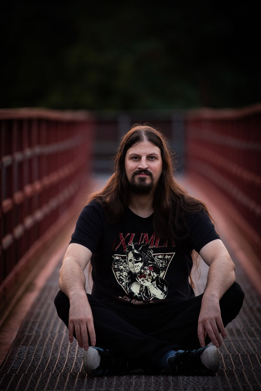 SOMMERB&Uuml;HNE DES JFK STEMWEDE  Poetry Slam Stemwede  Ein Mikro, sieben Minuten B&uuml;hne und das Publikum entscheidet.  Samstag, 9. Juli 2022   20 Uhr  Am Life House, Stemwede-Wehdem  Eintritt: 10 &euro; / 8 &euro; (erm&auml;&szlig;igt und Mitglieder)   Poetry Slam. Bei der vielleicht sportlichsten Art Literatur vorzutragen, messen sich die jungen Slam Poet:innen mit Text und Performance auf der B&uuml;hne, stellen sich dem Wortwettkampf hinter dem Mikrofon. Sieben Minuten haben die Slam Poet:innen Zeit, das Publikum von ihrem Auftritt zu &uuml;berzeugen. Ob humoristisch oder politisch, ob gerappt, gereimt oder rausgeschrien liegt bei den Autor:innen, nur aus der eigenen Feder muss der Text stammen. Am Ende entscheidet das Publikum, wer Ruhm, Ehre und Preise mit nach Hause nehmen darf. Der JFK Stemwede veranstaltet am 9. Juli um 20 Uhr einen Poetry Slam auf der Sommerb&uuml;hne am Life House in Stemwede-Wehdem. Bei schlechtem Wetter findet die Veranstaltung im Life House statt.   Beim ersten Stemweder Poetry Slam darf man sich unter anderem auf Micha-El Goehre freuen. Micha-El Goehre, Autor mehrerer Romane, erfahrene Rampensau, B&uuml;hnenpoet und Metalhead aus Leidenschaft pr&auml;sentiert Texte und Geschichten in unnachahmlicher Art. Das er dabei mit Spoken-Metal gleich ein eigenes Genre erschaffen hat, sei nur am Rande erw&auml;hnt.  Au&szlig;erdem dabei: Kim Catrin aus Essen. Die junge Slam Poetin steht ebenso seit vielen Jahren mit ihren Texten auf Literatur-B&uuml;hnen. Mit dem Autor Sven Hensel bildet sie au&szlig;erdem das Slam-Team Parkpunk (Finalisten Deutsche Poetry Slam Meisterschaft 2017). Ihre Texte sind in zahlreichen Anthologien vertreten.  Und dann ist dort noch Zwergriese. Seit 2013 ist er als Poetry Slammer unterwegs oder steht als Moderator auf der B&uuml;hne. Der Spoken Word K&uuml;nstler steht f&uuml;r anspruchsvolle, unterhaltsame Lyrik, die er auch auf seinem eigenen Slam Krawall und Z&auml;rtlichkeit zum Besten gibt.  Zu guter Letzt Andreas Weber. Seit vielen Generationen moderiert Leseb&uuml;hnenautor und Slam Urgestein Andreas Weber die Poetry und Song Slams in Osnabr&uuml;ck und M&uuml;nster. Daneben hat er noch einen Brotjob mit Kultur und ist Dozent an der WWU f&uuml;r B&uuml;hnenliteratur.  Die Veranstaltung wird gef&ouml;rdert von der Beauftragten der Bundesregierung f&uuml;r Kultur und Medien im Rahmen von NEUSTART KULTUR. Erhaltung und St&auml;rkung der Kulturinfrastruktur und Nothilfen &bdquo;Programm 2&ldquo;, durchgef&uuml;hrt vom Bundesverband Soziokultur e.V..  Karten sind auch an der Abendkasse erh&auml;ltlich. F&uuml;r Reservierungen und Informationen steht der JFK Stemwede unter 05773-991401 zur Verf&uuml;gung. Reservierungen sind auf der Homepage unter www.jfk-stemwede.de oder auch per E-Mail unter info@jfk-stemwede.de m&ouml;glich. 