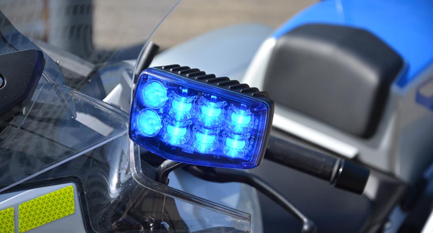Keine ganz so gute Idee hatte am Sonntagnachmittag ein 26-j&auml;hriger Fahrsch&uuml;ler, als er sein nagelneues Motorrad einfahren wollte. Da der Mann an der Ampelkreuzung der Niedringhausener Stra&szlig;e / Alte Stra&szlig;e in Oberbauerschaft laut Polizei einen Rotlichtversto&szlig; beging, geriet er dabei ins Visier eines Beamten mit einem zivilen Polizeimotorrad.