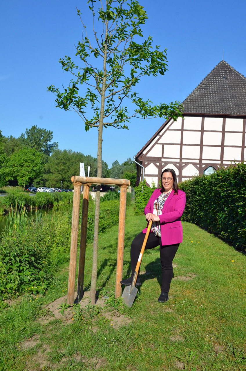 Paraden, Feuerwerke, Konzerte: Das 70-jährige Thronjubiläum von Queen Elizabeth II. ist in Großbritannien gebührend gefeiert worden. Zu Ehren ihres Platinjubiläums sind im Vereinigten Königreich außerdem über eine Million Bäume gepflanzt worden – und dieser Aktion hat sich kürzlich auch Larissa Mattlage angeschlossen.