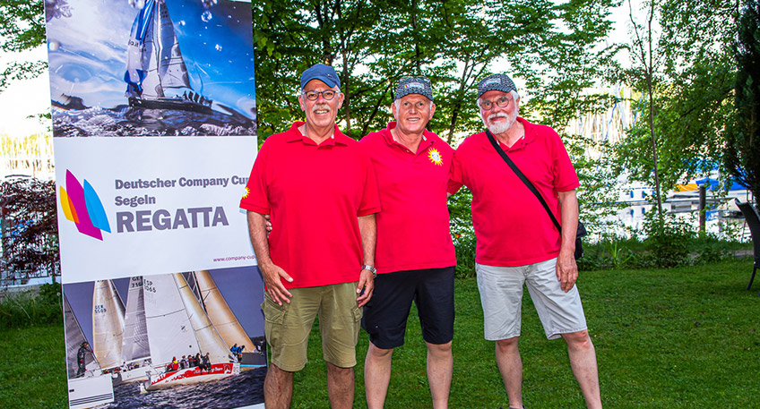 Erfolgreicher Auftritt der Gauselmann-Segler: Ein Team der Betriebssportgemeinschaft (BSG) Merkur Gauselmann, bestehend aus Spartenleiter und Skipper Ulrich Vieland, Horst Richter und G&uuml;nter B&uuml;nemann, lie&szlig; sich die Premiere der Unternehmensregatta Deutscher Company Cup (DCC) am Bodensee nicht entgehen und erk&auml;mpfte sich dabei einen dritten Platz.