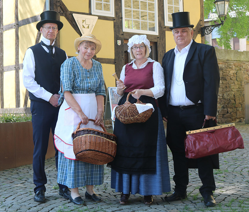 Die Erlebnisf&uuml;hrung mit dem Titel &bdquo;Zaubertrank und Aderlass&ldquo; am Samstag, 9. Juli versetzt die Besucher zur&uuml;ck in das Jahr 1835. Zusammen mit der Hebamme Henriette, dem Stadtphysikus, dem Apotheker und der Frau des Totenw&auml;rters Nolte, die die Krankenstube in dem kleinen Fachwerkhaus neben dem Rathaus betreibt, erleben sie L&uuml;bbecke in der Zeit der politischen Neuordnung und des Biedermeiers.