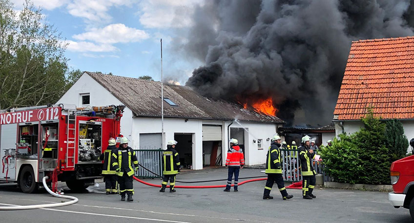 Am Sonntag, gegen 15.40 Uhr, wurde in Stemwede-Oppenwehe, Wagenfelder Stra&szlig;e, ein Brand gemeldet. Die anfahrenden Streifenwagen bemerkten bereits mehrere Kilometer vor dem Eintreffen eine Rauchwolke am Himmel.