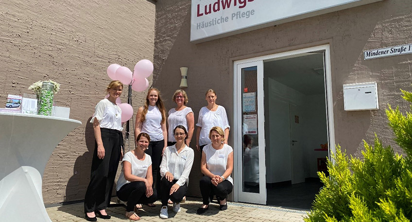 Die H&auml;usliche Pflege des Ludwig-Steil-Hofs &ouml;ffnete in Pr. Oldendorf die T&uuml;ren.  Was bekommt man wenn man bestes Wetter und gute Laune zusammen treffen l&auml;sst? Sicher die besten Voraussetzungen f&uuml;r einen Tag der offenen T&uuml;r. Genau so hat es k&uuml;rzlich auch die H&auml;usliche Pflege des Ludwig-Steil-Hofs gemacht und in Preu&szlig;isch Oldendorf in der Mindener Stra&szlig;e 17 die T&uuml;ren ge&ouml;ffnet. Pflegedienstleiterin Alla Senger und ihr Team freuten sich auf viele Begegnungen und abwechslungsreiche Gespr&auml;che. Wer kam wurde fr&ouml;hlich empfangen und konnte bei Interesse auch gezielte Informationen zu den vielseitigen Angeboten mit nach Hause nehmen. &bdquo;Pflege ist eine ganz individuelle und pers&ouml;nliche Angelegenheit. Wichtig ist, immer den Menschen als Ganzes wahrzunehmen und ihn aktiv an der Gestaltung seiner Pflege zu beteiligen, ihn wertzusch&auml;tzen und seine Bed&uuml;rfnisse nicht aus dem Blick zu verlieren&ldquo;, betont Alla Senger.  Auch das Rahmenprogramm des Tages hielt f&uuml;r jeden Geschmack etwas bereit. Die kleinen G&auml;ste konnten beim Kinderschminken in bunte Welten entfliehen. Zusammen mit Vitakt, einem Anbieter f&uuml;r Hausnotrufsysteme, konnte jede und jeder das pers&ouml;nliche Gl&uuml;ck ein wenig herausfordern, denn es gab Taschen und Tassen zu gewinnen. F&uuml;r den kleinen oder gr&ouml;&szlig;eren Hunger lockten frischer Kaffee und leckerer Kuchen. Au&szlig;erdem konnte man sich, auf Kosten der H&auml;uslichen Pflege eine erfrischende Kugel Eis bei der benachbarten Eisdiele abholen.  Erika Schwarz, seit M&auml;rz neue Ansprechpartnerin f&uuml;r Preu&szlig;isch Oldendorf, res&uuml;miert: &bdquo;Es war ein gelungener Tag mit vielen neuen und bekannten Gesichtern und nat&uuml;rlich allerbestem Wetter.&ldquo;