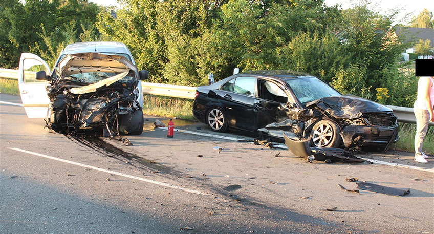 Am Samstagabend geriet ein 20-j&auml;hriger Autofahrer mit seinem Renault auf der Bundestra&szlig;e 239 in den Gegenverkehr und stie&szlig; gegen einen begegnenden Mercedes.