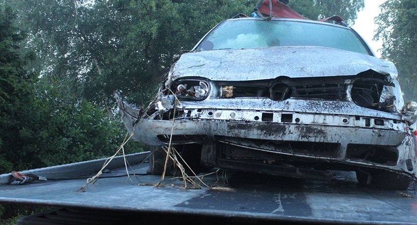 Bei einem Alleinunfall am fr&uuml;hen Samstagmorgen hat sich ein VW-Fahrer aus Stemwede offenbar leichte Verletzungen zugezogen.