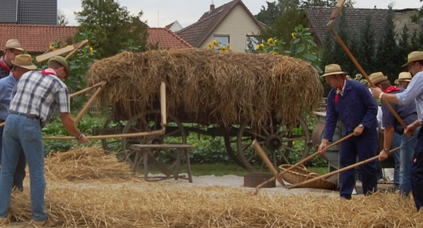 Da der Aktionstag unter dem Motto &bdquo;Familienfest&ldquo; steht, gibt es besonders f&uuml;r die kleinen Besucher viele Mitmachaktionen wie z.B. das Kindergl&uuml;cksrad der Familienbeauftragten der Stadt Rahden. Das Spielmobil des Stadtsportverbands ist ebenfalls vor Ort und eine H&uuml;pfburg sorgt f&uuml;r jede Menge Spa&szlig;. Als besonderes Highlight wird Eselreiten vom Eselhof Priesmeier angeboten.