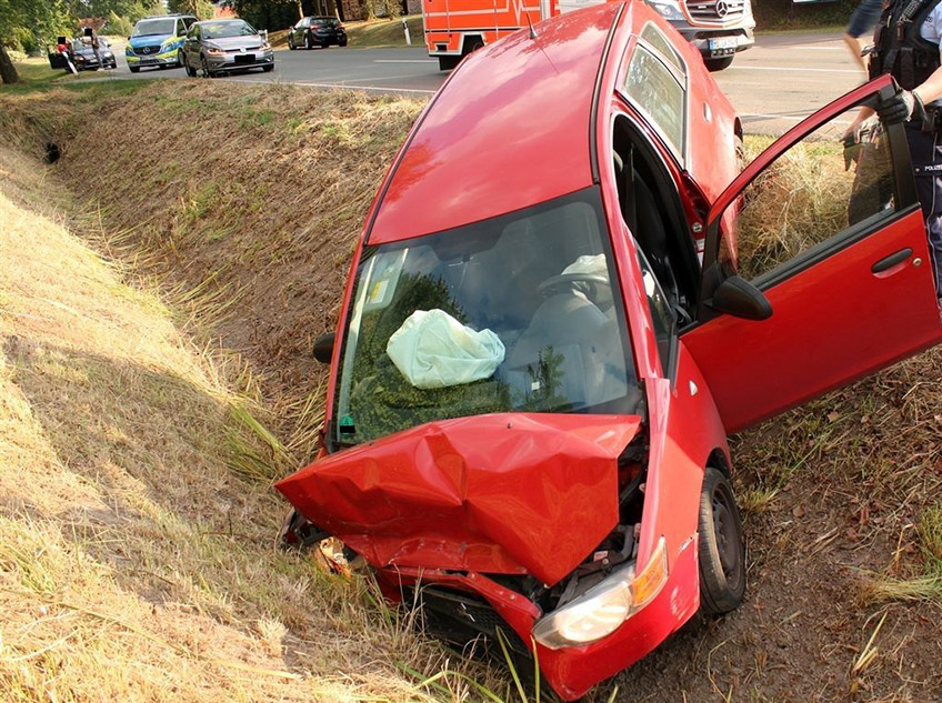Auf der Schepshaker Stra&szlig;e fuhr am Dienstagnachmittag ein junger Autofahrer auf einen stehenden Wagen auf. Hierbei verletzte sich der Marler. Das Auto hat nur noch Schrottwert.  Den Ermittlungen zufolge befuhr ein mit zwei Personen besetzter Grandland gegen 17.45 Uhr die Schepshaker Stra&szlig;e in Richtung Stemwederberg Stra&szlig;e. In H&ouml;he der Stra&szlig;e Blumenhorst wollte der Opelfahrer (77) nach links in die Selbige abbiegen. Hierzu musste er verkehrsbedingt anhalten. Der hinter ihm fahrende Mitsubishi-Fahrer erkannte die Situation mutma&szlig;lich zu sp&auml;t. Trotz Vollbremsung und eingeleiteten Ausweichman&ouml;ver konnte der 22-J&auml;hrige die Kollision nicht mehr verhindern. Nach dem Zusammensto&szlig; prallte sein Wagen nach rechts ab und schleuderte in den angrenzenden Stra&szlig;engraben. Hier kam das Auto zum Stillstand. Nach medizinischer Versorgung vor Ort verbrachte man den jungen Mann mittels Rettungswagen ins Krankenhaus Rahden. Der Colt war nicht mehr fahrbereit und musste abgeschleppt werden.