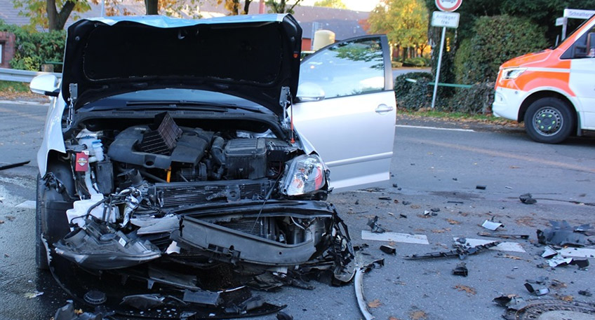Zum Zusammensto&szlig; zweier Autos ist es am Sonntagnachmittag im Kreuzungsbereich der Schnathorster Stra&szlig;e / Tonstra&szlig;e gekommen.