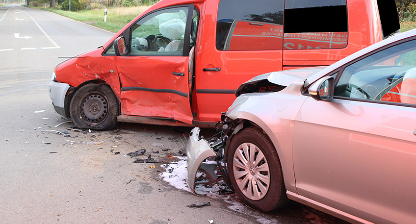 Auf der Kreuzung Alsweder Landstraße und Fabbenstedter Straße kollidierten am Dienstagvormittag zwei Autos. Hierbei zogen sich beide Beteiligten Verletzungen zu. Die Fahrzeuge waren nicht mehr fahrbereit und wurden abgeschleppt.