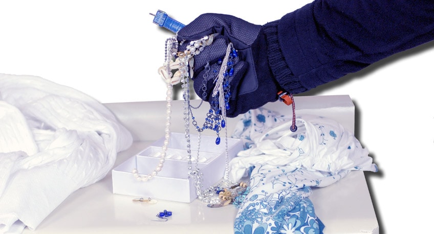 Bei einem Einbruch in ein landwirtschaftliches Anwesen in Fabbenstedt erbeuteten die T&auml;ter Schmuck, Bargeld und einen Reitsattel.  Die Bewohner hatten das Anwesen in der Stra&szlig;e "Zur Aue" am vergangenen Dienstag (05.07.) gegen 08.30 Uhr verlassen. Als sie rund zwei Stunden sp&auml;ter wieder heimkehrten, stellten sie den Einbruch fest. Den bisherigen Ermittlungen nach verschafften sich die bisher Unbekannten &uuml;ber eine Balkont&uuml;r gewaltsam Zugang zum Geb&auml;ude. Bei der Durchsicht des Hauses stie&szlig;en sie auf das Diebesgut und konnten anschlie&szlig;end unerkannt fliehen.  Hinweise zum Einbruch erhoffen sich die Ermittler unter der Rufnummer (0571) 8866-0.