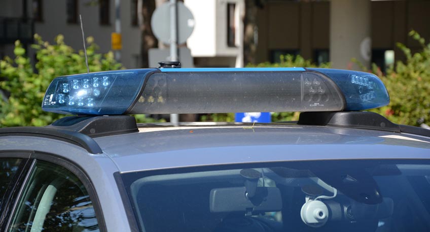 Eine 80-j&auml;hrige Frau ist am sp&auml;ten Mittwochabend in H&ouml;he des Friedhofs Opfer von zwei Handtaschenr&auml;ubern geworden. Die Seniorin blieb unverletzt, die beiden Unbekannten entkamen zu Fu&szlig;.