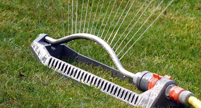 Aufgrund der anhaltenden Trockenheit und Hitze bittet die Gemeinde Stemwede noch einmal darum, sehr sparsam mit Trinkwasser umzugehen. Auch wenn es jetzt zwischendurch einzelne Schauer oder auch mal etwas l&auml;nger anhaltenden Regen geben w&uuml;rde, reiche das bei Weitem nicht aus, um die Situation nennenswert zu entsch&auml;rfen