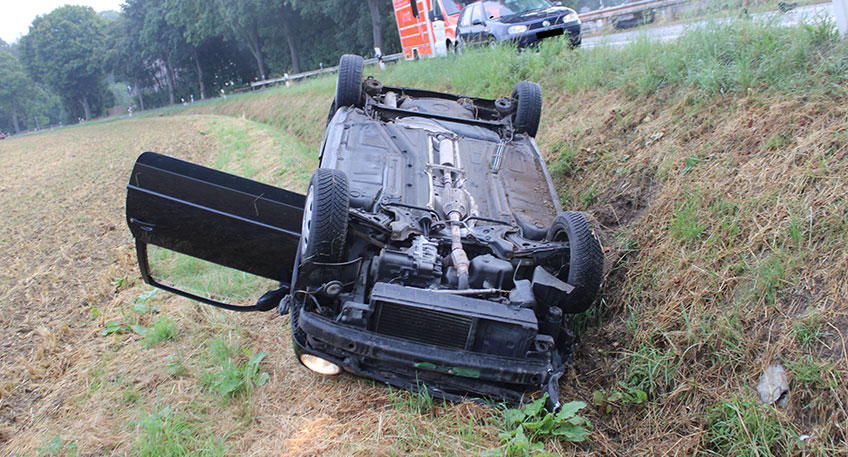 Bei einem &Uuml;berholman&ouml;ver verlor am Samstagmorgen eine H&uuml;llhorsterin die Kontrolle &uuml;ber ihr Auto. Die Fahrt endete im Stra&szlig;engraben, wobei sich die Frau Verletzungen zuzog.