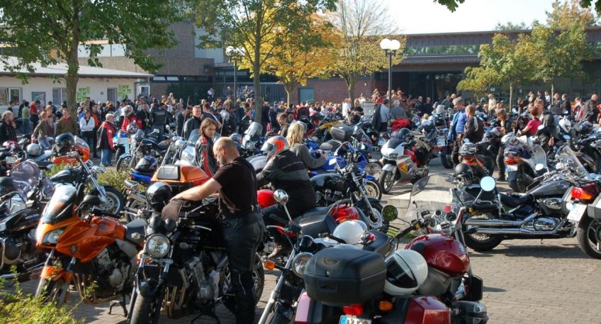 Andere Biker treffen, eine Vielzahl von Motorr&auml;dern sehen und bestaunen, lockere Benzingespr&auml;che rund um das Motorrad f&uuml;hren und bei Live Musik mit netten Leuten gemeinsam im Open Air Caf&eacute; sitzen &ndash; das kam bei den Stemweder Bikertreffen in den vergangenen Jahren gut an. 