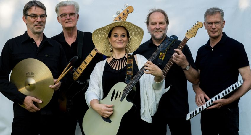 Die Coverband aus M&uuml;nster ist mit ihrer Vollbluts&auml;ngerin Martje Salje bei uns zu Gast. Sie bereichert das breit gef&auml;cherte B&uuml;hnenprogramm durch ihre fetzigen Welthit-Interpretationen z. B. von Tina Turner, Dusty Springfield, Gloria Gaynor oder Amy Macdonald.