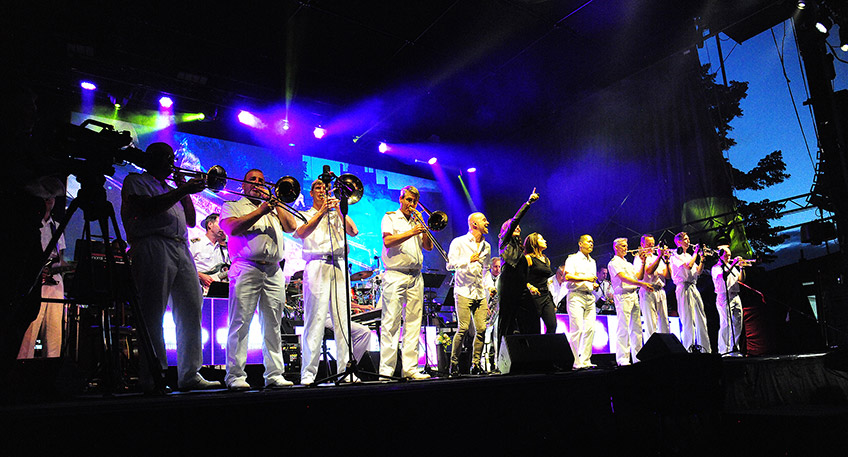 Freuen sich auf das große Benefizkonzert am 7. September auf dem Lübbecker Marktplatz (von links nach rechts): Peter Schmüser (Lübbecke Marketing), Antje Rohlfing (Hospiz veritas), Christian Lemper und Heike Attrot (Lebenshilfe Lübbecke), Christine Fahrinsland (Abulanter Hospizdienst) und Andreas Bautz (Blue Mojo)