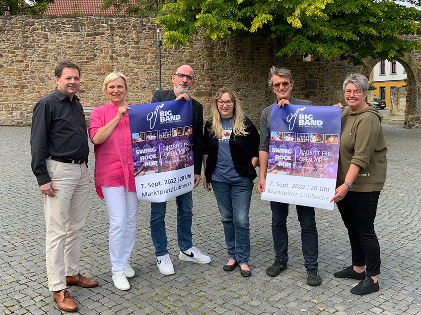 Freuen sich auf das große Benefizkonzert am 7. September auf dem Lübbecker Marktplatz (von links nach rechts): Peter Schmüser (Lübbecke Marketing), Antje Rohlfing (Hospiz veritas), Christian Lemper und Heike Attrot (Lebenshilfe Lübbecke), Christine Fahrinsland (Abulanter Hospizdienst) und Andreas Bautz (Blue Mojo)