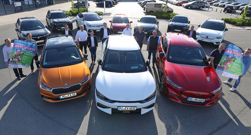 Freuen sich auf den zweiten Lübbecker Autozirkus (von links nach rechts): Friedrich Schmale (Autohaus Schmale), Jan Weitkamp (Autohaus Weitkamp), Jan-Christoph Wehrmann (Stadt Lübbecke, Wirtschaftsförderung), Fynn Westerhold (Autohaus Nobbe), Tanja Uthoff (Autohaus Sieg), Marcel Wolff (Autohaus Becker-Tiemann), Mette Eickschläger (Autohaus Pollert), Michael Krause (Gebr. Schwarte Lübbecke), Frank Kleine (Autohaus Bekemeier), Peter Schmüser (Lübbecke Marketing), Hannes Walter (Autohaus Meyer) und Felix Schneider (Schneider Automobile)