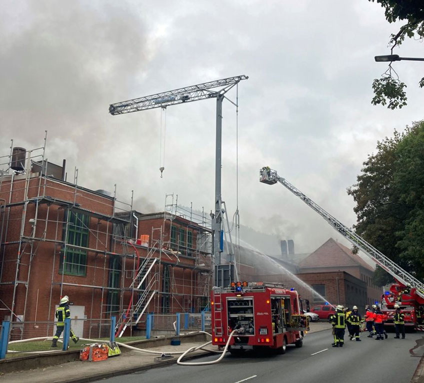 Nach dem Feuer bei dem Wellpappenunternehmen Smurfit Kappa dauern die Ermittlungen der Polizei zur Brandursache weiterhin an. Eine erste genauere Untersuchung der Brandstelle an der Berliner Straße durch die Ermittler brachte am Mittwoch im Laufe des Tages noch keine konkreten Hinweise
