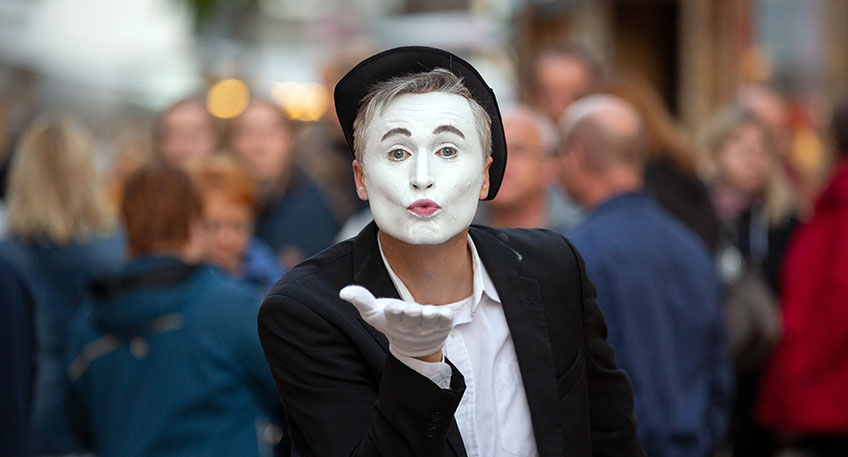 Die Auftritte des Pantomimen „Das Cameleon“ alias Andreas Luckey gehören zu den Höhepunkten des Abends der Künste. Foto: Oliver Krato