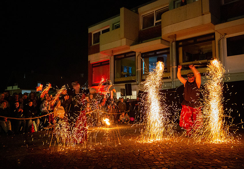 Die Auftritte des Pantomimen &bdquo;Das Cameleon&ldquo; alias Andreas Luckey geh&ouml;ren zu den H&ouml;hepunkten des Abends der K&uuml;nste. Foto: Oliver Krato