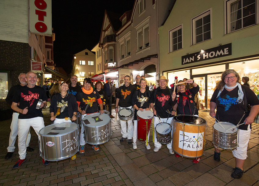 Die mitrei&szlig;ende Samba-Bateria &bdquo;Deixa Falar&ldquo; ist wieder in der L&uuml;bbecker Innenstadt unterwegs. Foto: Oliver Krato