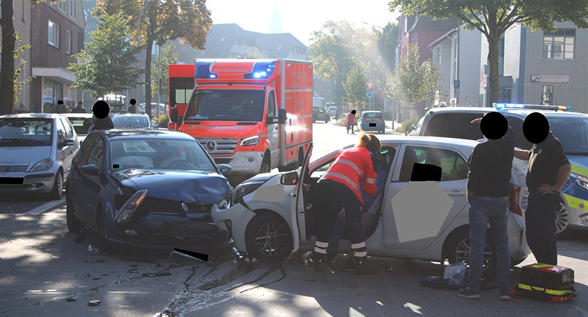 Ersten Erkenntnissen zufolge befuhr gegen kurz nach 10 Uhr eine Hillerin mit ihrem KIA die Bahnhofstra&szlig;e in Richtung Kreisel. Als die 29-J&auml;hrige nach links auf ein Grundst&uuml;ck abbiegen wollte, kollidierte sie mit einem entgegenkommenden und zwei Personen besetzten VW Polo, an dessen Steuer eine 33-J&auml;hrige aus Porta Westfalica sa&szlig;.