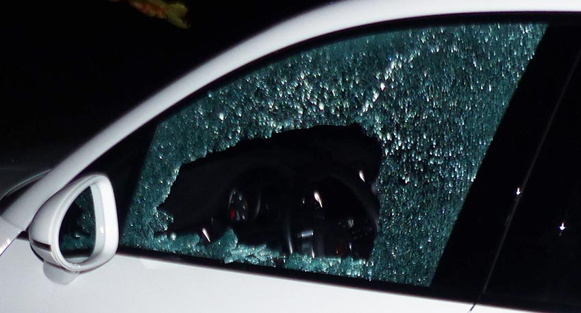 Zwei aufgebrochene Autos sowie der Diebstahl von Kennzeichen wurden der Polizei am Donnerstag gemeldet.  So berichtete eine Audi-Fahrerin, dass an ihrem Pkw in der Nacht zwei Seitenscheiben eingeschlagen und zudem zwei Reifen zerstochen wurden.