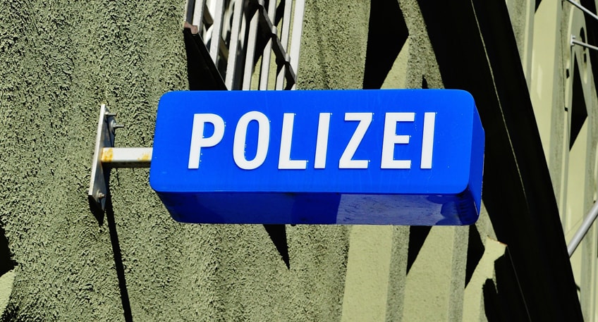 Nach einer Unfallflucht am frühen Freitagabend auf der Blasheimer Straße bittet die Polizei einen Motorradfahrer um Kontaktaufnahme.