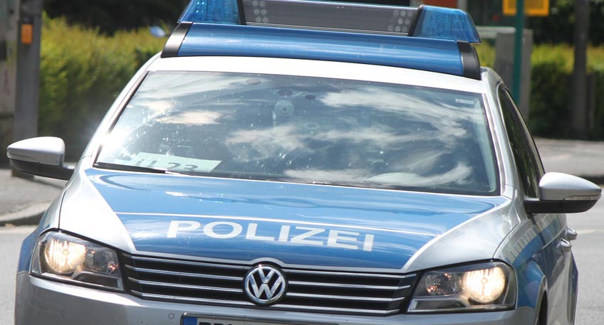 Laut Polizei hatte der Jugendliche gegen 17 Uhr die Rahdener Stra&szlig;e in Fahrtrichtung der Kantstra&szlig;e befahren und war bei Erblicken des entgegenkommenden Streifenwagens augenscheinlich z&uuml;gig auf ein Grundst&uuml;ck abgebogen.