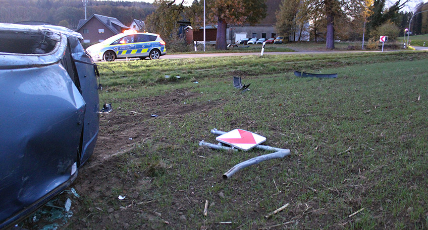Die rasante Autofahrt eines Mannes aus Preußisch Oldendorf endete am Freitag (11.11.) mit mehreren Überschlägen auf einem Acker und für den Fahrer im Krankenhaus Lübbecke.