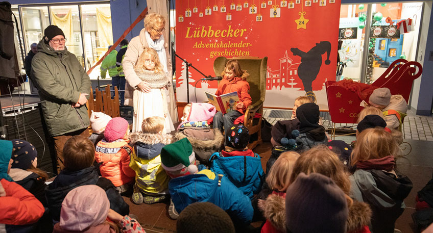Nach zwei Jahren Pause wird es die täglichen Adventskalender- Lesungen auf der Bühne am Wappenplatz in der Lübbecker Fußgängerzone endlich wieder geben. Die kleinen und großen Zuhörer dürfen sich auf stimmungsvolle Geschichten aus dem Buch „Der kleine Siebenschläfer - Ein Lichterwald voller Weihnachtsgeschichten“ freuen. Die kleine Stadtmaus besucht den Siebenschläfer und die Tiere im Wald, die Weihnachten gar nicht kennen. Die Stadtmaus zeigt ihnen alles, was man wissen muss. Sie backen Plätzchen, reimen Gedichte, suchen den perfekten Baum und basteln den wunderbarsten Weihnachtsschmuck. Den Auftakt zu den Lesungen macht am Donnerstag, 1. Dezember um 16.30 Uhr Bürgermeister Frank Haberbosch. An den folgenden Tagen nehmen Schülerinnen und Schüler sowie Prominente aus Lübbecke im gemütlichen Ohrensessel auf der Bühne Platz, um den kleinen Besuchern der Innenstadt die Zeit bis zum Weihnachtsfest zu verkürzen. Das Vorlesen am Heiligabend findet bereits um 11 Uhr statt. Natürlich dürfen auch die kleinen Geschenke der Lübbecker Kaufmannschaft nicht fehlen. Sie werden jeweils zum Abschluss an die Kinder verteilt. Die Adventskalender-Lesungen werden von der Bücherstube Lübbecke organisiert.