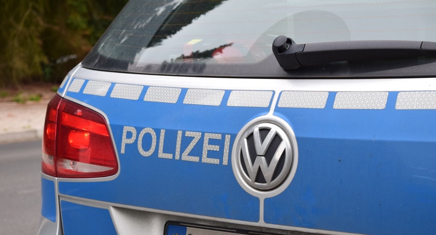 Am Samstagnachmittag ist ein unbekannter Fahrzeugführer vor einer Polizeikontrolle geflohen. Gegen 14.55 Uhr war einer Streife auf der Diepholzer Straße ein in nördlicher Richtung fahrender blauer Pkw mit einem männlichen Fahrer im Alter von etwa 20 bis 25 Jahren aufgefallen, weil der das Auto ohne Kennzeichen gesteuert hatte.