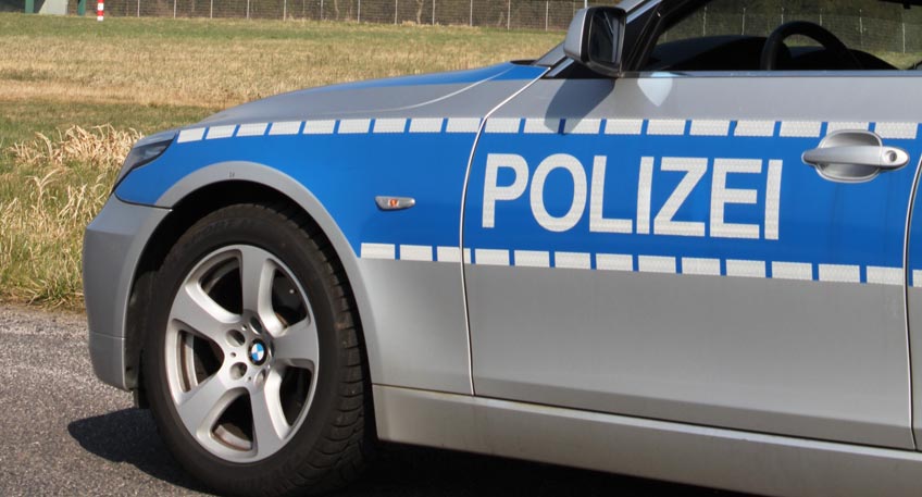 Am Sonntagabend wurde die Polizei von einem aufmerksamen Melder auf einen vermeintlichen Unfall und einen möglicherweise unberechtigten bevorstehenden Abtransport eines Autos hingewiesen.