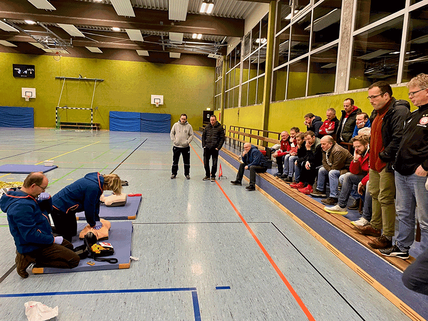 Erste Hilfe statt Fu&szlig;balltraining: Susanne und Uwe Altvater vom DRK zeigten den Altherren des TuS Stemwede einen Abend die wichtigsten lebensrettenden Ma&szlig;nahmen.