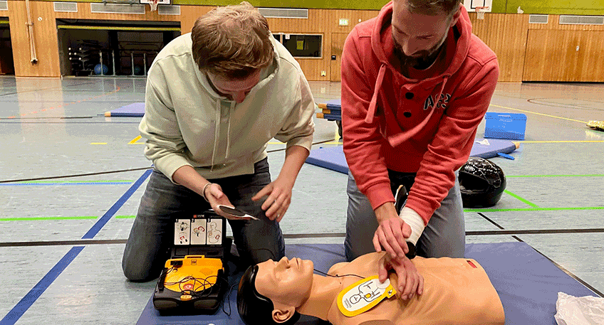 Die korrekte Herz-Lungen-Wiederbelebung und das Anlegen eines Defibrillators wurde nicht nur erkl&auml;rt, sondern von den Fu&szlig;ballern Tjark Wilking (li.) und Thorben Siebe auch gleich ausprobiert.