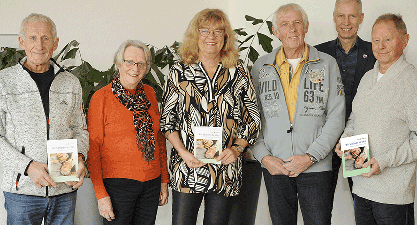   64 Seiten, prall gef&uuml;llt mit Informationen f&uuml;r die &bdquo;Generation 60 plus&ldquo;, und das alles kostenlos, weil durch Sponsoring finanziert: Nichts weniger bietet die neue Ratgeberbrosch&uuml;re des L&uuml;bbecker Seniorenbeirats. Erh&auml;ltlich ist sie ab sofort im Serviceb&uuml;ro der Stadtverwaltung, bei den Wohlfahrtsverb&auml;nden, in Apotheken, Sanit&auml;tsh&auml;usern und vielen weiteren Einrichtungen.   &Uuml;berarbeitet und vollst&auml;ndig neu gestaltet, steckt in der inzwischen vierten Auflage jede Menge Herzblut, und das sieht man dem fertigen Produkt auch an. Viel Zeit hat sich das Redaktionsteam des Seniorenbeirats genommen, die Informationen zu sammeln, zu aktualisieren und zielgruppengerecht aufzuarbeiten.   Die Brosch&uuml;re tr&auml;gt dem Umstand Rechnung, dass das Leben im fortgeschrittenen Alter zunehmend von Herausforderungen gepr&auml;gt ist, die man oft erst dann realisiert, wenn man buchst&auml;blich in sie hineinw&auml;chst. So ver&auml;ndern sich die Anforderungen an den Wohnraum, wenn die Selbst&auml;ndigkeit in den gewohnten vier W&auml;nden bewahrt werden soll. Unter anderem zu diesem Thema f&uuml;hrt der Ratgeber Beratungsangebote mit Kontaktadressen auf.   Im Mittelpunkt stehen Fragestellungen, mit denen Seniorinnen und Senioren regelm&auml;&szlig;ig konfrontiert sind: Was mache ich, wenn ich alleine bin und eine Reise unternehmen m&ouml;chte? Welche kulturellen Angebote bietet die Stadt? Gibt es einen Chor, dem ich mich anschlie&szlig;en kann? An wen wende ich mich, wenn ich Fragen an die Verwaltung habe? Welche Wohlfahrtsverb&auml;nde gibt es und was bieten sie an? Wo finde ich die n&auml;chste Verbraucherzentrale und wo Unterst&uuml;tzung bei Bed&uuml;rftigkeit und Krankheit? An welche Vorsorgema&szlig;nahmen sollte ich denken?   Antworten auf diese und viele weitere Fragen sind in der Brosch&uuml;re zu finden, dazu wertvolle Informationen zu Themen wie Mobilit&auml;t oder Digitalisierung sowie Treffpunkte in L&uuml;bbecke, die Veranstaltungen, Aktivit&auml;ten und Gemeinschaft f&uuml;r Senioren anbieten, vom Fr&uuml;hst&uuml;ck in geselliger Runde &uuml;ber altersgerechte Bewegungsangebote bis hin zu Fahrten ins Blaue oder religi&ouml;se Treffen.   Der Seniorenbeirat dankt den Sponsoren, die es erm&ouml;glicht haben, dass die Brosch&uuml;re kostenfrei verteilt werden kann. Dar&uuml;ber hinaus stehen die Mitglieder f&uuml;r Fragen, Anregungen und R&uuml;ckmeldungen zur Verf&uuml;gung und laden ausdr&uuml;cklich zu ihren &ouml;ffentlichen Sitzungen ein. Die Termine werden in der Tagespresse bekannt gegeben. Quelle und Foto: Stadt L&uuml;bbecke