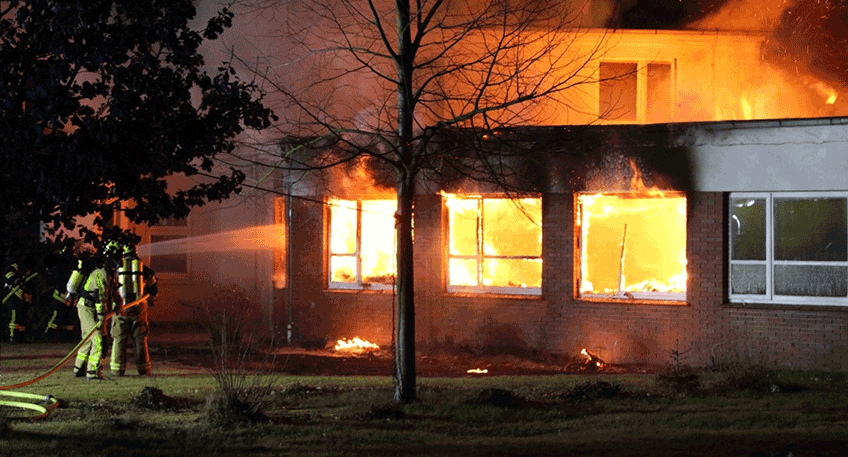 Ein Zeuge hatte ein Feuer an der betroffenen Tischlerei festgestellt und daraufhin den Notruf gewählt. Die alarmierte Feuerwehr konnte ein Übergreifen der Flammen auf ein angrenzendes zugehöriges Gebäude nicht verhindern.