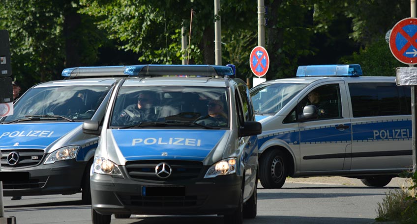 Am späten Donnerstagvormittag bekam die Zentrale der Tafel in Espelkamp einen schockierenden Anruf. Ein anonymer Anrufer drohte der Mitarbeiterin mit der Explosion einer Bombe in der Ausgabeeinrichtung in Lübbecke. Anschließend legte der Anrufer auf.
