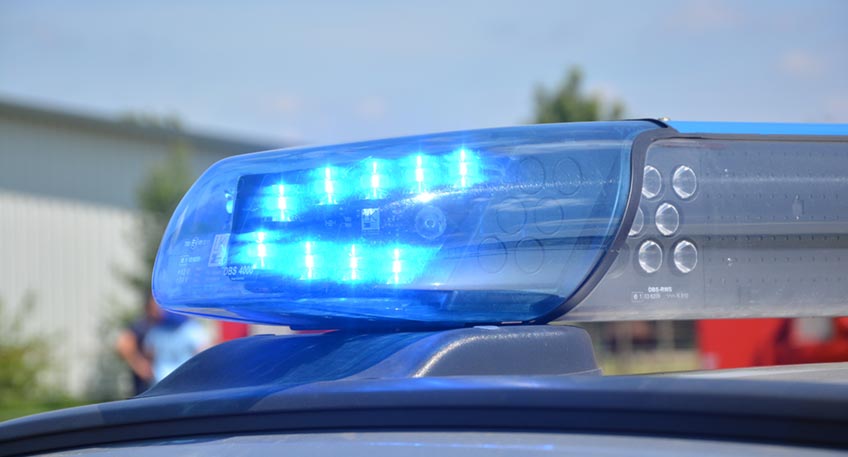 Ein bisher unbekannter Autofahrer prallte mit seinem Wagen am Dienstagabend (17.01.) in Bad Holzhausen gegen einen Baum. Anschließend flüchtete der Verursachen mit dem Fahrzeug.