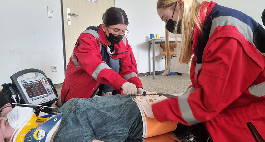  15 Sch&uuml;lerinnen und Sch&uuml;ler aus der Region haben im Rahmen der landesweiten Initiative &bdquo;Kein Abschluss ohne Anschluss&ldquo; f&uuml;r drei Tage in der Akademie f&uuml;r Gesundheitsberufe der M&uuml;hlenkreiskliniken in verschiedene Berufe reingeschnuppert.