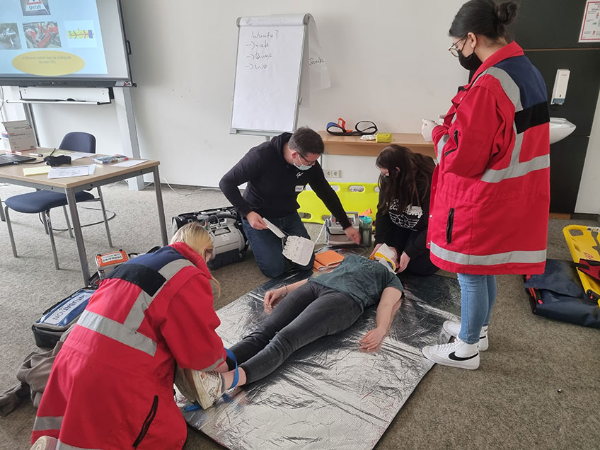  15 Sch&uuml;lerinnen und Sch&uuml;ler aus der Region haben im Rahmen der landesweiten Initiative &bdquo;Kein Abschluss ohne Anschluss&ldquo; f&uuml;r drei Tage in der Akademie f&uuml;r Gesundheitsberufe der M&uuml;hlenkreiskliniken in verschiedene Berufe reingeschnuppert.