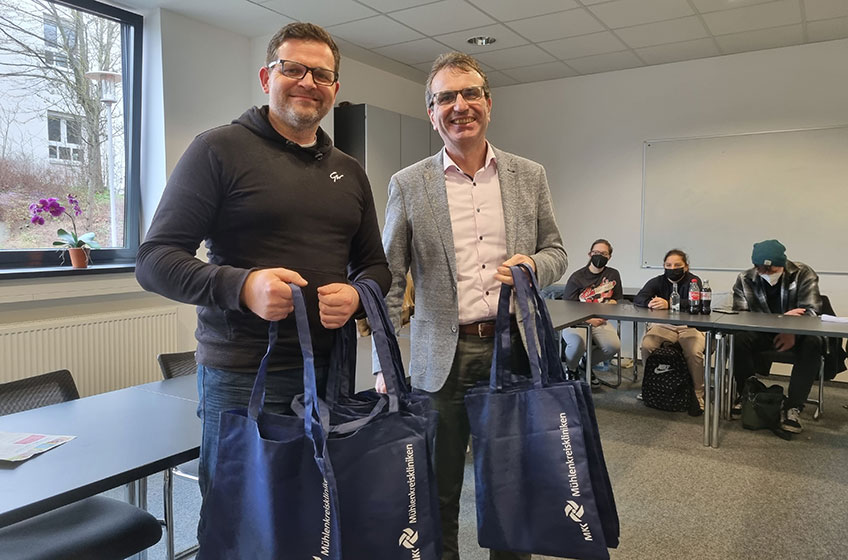  15 Sch&uuml;lerinnen und Sch&uuml;ler aus der Region haben im Rahmen der landesweiten Initiative &bdquo;Kein Abschluss ohne Anschluss&ldquo; f&uuml;r drei Tage in der Akademie f&uuml;r Gesundheitsberufe der M&uuml;hlenkreiskliniken in verschiedene Berufe reingeschnuppert.