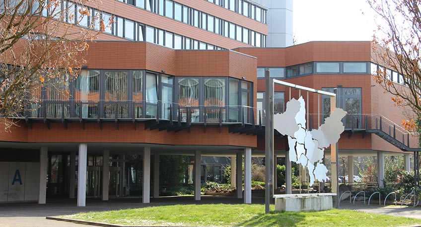 Im Aufgabenschwerpunkt der Fr&uuml;hen Bildung (Rucksack Kita/ Schule) veranstaltet das Kommunale Integrationszentrum im Schulamt des Kreises Minden-L&uuml;bbecke einen Fachtag zum Thema Diversit&auml;t und Mehrsprachigkeit. &bdquo;Damit soll in Erweiterung zu den Rucksack-Programmen den Bildungseinrichtungen die M&ouml;glichkeit des Umgangs mit kultureller Vielfalt und des Austauschs gegeben werden. Ziel ist es, die p&auml;dagogischen Kr&auml;fte f&uuml;r den Themenbereich zu sensibilisieren und Teilhabem&ouml;glichkeiten zu verbessern&ldquo;, sagt die Kreisdirektorin und zust&auml;ndige Dezernentin Cornelia Sch&ouml;der.  Der Fachtag richtet sich an die p&auml;dagogischen Fachkr&auml;fte und nimmt diesen Ansatz als Grundlage, um dann in einem zweiten Schritt Ans&auml;tze und Erkenntnisse in zwei Workshops in den Alltag von Kita, Schule und OGS &uuml;berzuleiten.  Das Kommunale Integrationszentrum l&auml;dt alle p&auml;dagogischen Fachkr&auml;fte aus der Fr&uuml;hen Bildung ein an dem Fachtag zum Thema Diversit&auml;t und Mehrsprachigkeit teilzunehmen.  Am: Mittwoch, 1. M&auml;rz 2023 von 9 bis 16 Uhr  Im: Gut Nordholz, Nordholz 5 in 32425 Minden  Anmeldung:  Bitte senden Sie Ihre Anmeldung unter der Angabe von Namen, E-Mail-Adresse und Workshop-Wunsch bis zum 17.02.2023 per E-Mail: c.henn@minden-luebbecke.de.  F&uuml;r Fragen zum Fachtag steht Christian Henn unter Tel.: 0571-80721714 gerne zur Verf&uuml;gung. Die Anzahl der Pl&auml;tze ist auf 40 Teilnehmende begrenzt. W&uuml;nsche werden nach M&ouml;glichkeit gerne ber&uuml;cksichtigt. Die Teilnahme am Fachtag ist kostenfrei.  Fachvortrag und Workshops:  Der Referent Birol Mertol wird in seinem Vortrag: &bdquo;Bist du so wie ich dich seh&lsquo;?!&ldquo; auf die M&ouml;glichkeiten der Zug&auml;nge zu Diversit&auml;t und einer diversit&auml;tsst&auml;rkenden Praxis mit dem Anti-Bias-Ansatz eingehen. Dabei geht es um die Anliegen des Anti-Bias-Ansatzes und die Herstellung von &bdquo;sozialen und politischen Verh&auml;ltnissen [&hellip;], in denen alle Menschen gleiche Chancen auf Anerkennung, Teilhabe und Entfaltung haben&ldquo;.  Der Anti-Bias-Ansatz zielt darauf ab, Schieflagen, die aufgrund einseitiger Perspektiven in der p&auml;dagogischen Arbeit von Institutionen wie Schulen, OGS und Kitas entstehen, ins Gleichgewicht zu bringen und Diskriminierungen auf der zwischenmenschlichen, institutionellen und gesellschaftlich-kulturellen Ebene abzubauen. Anti-Bias nimmt die verschiedenen Formen von Diskriminierung als Ausdruck gesellschaftlich ungleicher Positionen und Machtverh&auml;ltnisse und ihre vielschichtigen gegenseitigen Verkn&uuml;pfungen in den Blick.  Der Workshop I &bdquo;Impulse zum Anti-Bias-Ansatz&ldquo; soll dann im Anschluss die Impulse zum Anti-Bias-Ansatz &uuml;ber eine biografische Methode vertiefen, die reflektiert und ausgewertet wird, um zu &uuml;berlegen, was diese Haltung in der Praxis zur Verbesserung der Qualit&auml;t der Arbeit braucht.  Die Referentin &Ouml;zay Harnisch widmet sich im Workshop II der Sprachenvielfalt als Chance: &bdquo;Sprachenvielfalt f&ouml;rdern und wertsch&auml;tzen&ldquo; - neue Wege in der Elternarbeit in Bezug auf Mehrsprachigkeit in Schulen, Kitas und OGS.  Es geht darum wie Zweisprachigkeit als ein Schatz wahrgenommen werden kann. Gemeinsam suchen und sammeln die Teilnehmenden des Workshops Antworten, L&ouml;sungsans&auml;tze und praxisorientierte Instrumentarien. Dabei d&uuml;rfen viele Themen wie z.B. sozial-emotionale St&auml;rken, Ern&auml;hrung, Religion, Kleidung, Konfliktl&ouml;sung, Frustrationstoleranz, Ausdauer, Konzentration, Aufwachsen, Wirkung usw. verbunden mit der Sprachenvielfalt angesprochen, diskutiert und mit L&ouml;sungsans&auml;tzen begleitet werden.  Informationen zu den Referenten:  &Ouml;zay Harnisch ist Diplom-Logop&auml;din und arbeitet mit mehrsprachig aufwachsenden Kindern und deren Familien in Sozialp&auml;diatrischen Zentren, Fr&uuml;hf&ouml;rder-Zentren, F&ouml;rderschulen und Praxen. Als zweifache deutsch-t&uuml;rkische Mutter mit drei Jahren Geburtslands-Erfahrung m&ouml;chte sie gemeinsam Antworten und L&ouml;sungsans&auml;tze finden und praxisorientierte Instrumentarien mitgeben.  Birol Mertol ist Erziehungswissenschaftler und Bildungsreferent bei der FUMA Fachstelle Gender & Diversit&auml;t NRW mit den Arbeitsschwerpunkten Diversit&auml;t und Intersektionalit&auml;t, Jungen*arbeit, Gender- und Migrationsp&auml;dagogik, Rassismuskritik, Anti-Bias-Ansatz und Empowerment.  Quelle: Kreis Minden-L&uuml;bbecke