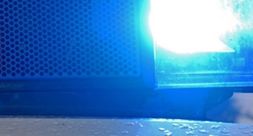 Bei einer Streifenfahrt in Haldem bemerkten Beamte in der Nacht zu Sonntag an einem Feldweg ein verdächtiges Fahrzeug. Da sich Hinweise ergaben, dass die angebrachten Kennzeichen nicht zu dem mit zwei Personen besetzten Pkw gehörten, entschlossen sich die Polizisten zu einer Kontrolle an der Einmündung "Im Haldiek / Süsterstraße".