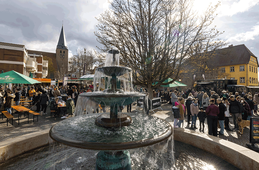 Bummeln, Schlemmen, Freunde treffen und den Fr&uuml;hlingsauftakt genie&szlig;en: Am dritten Aprilwochenende k&ouml;nnen sich die Besucher der L&uuml;bbecker Innenstadt wieder auf &bdquo;L&uuml;bbecke tischt auf&ldquo; mit einem Streetfood Festival auf dem Marktplatz freuen.